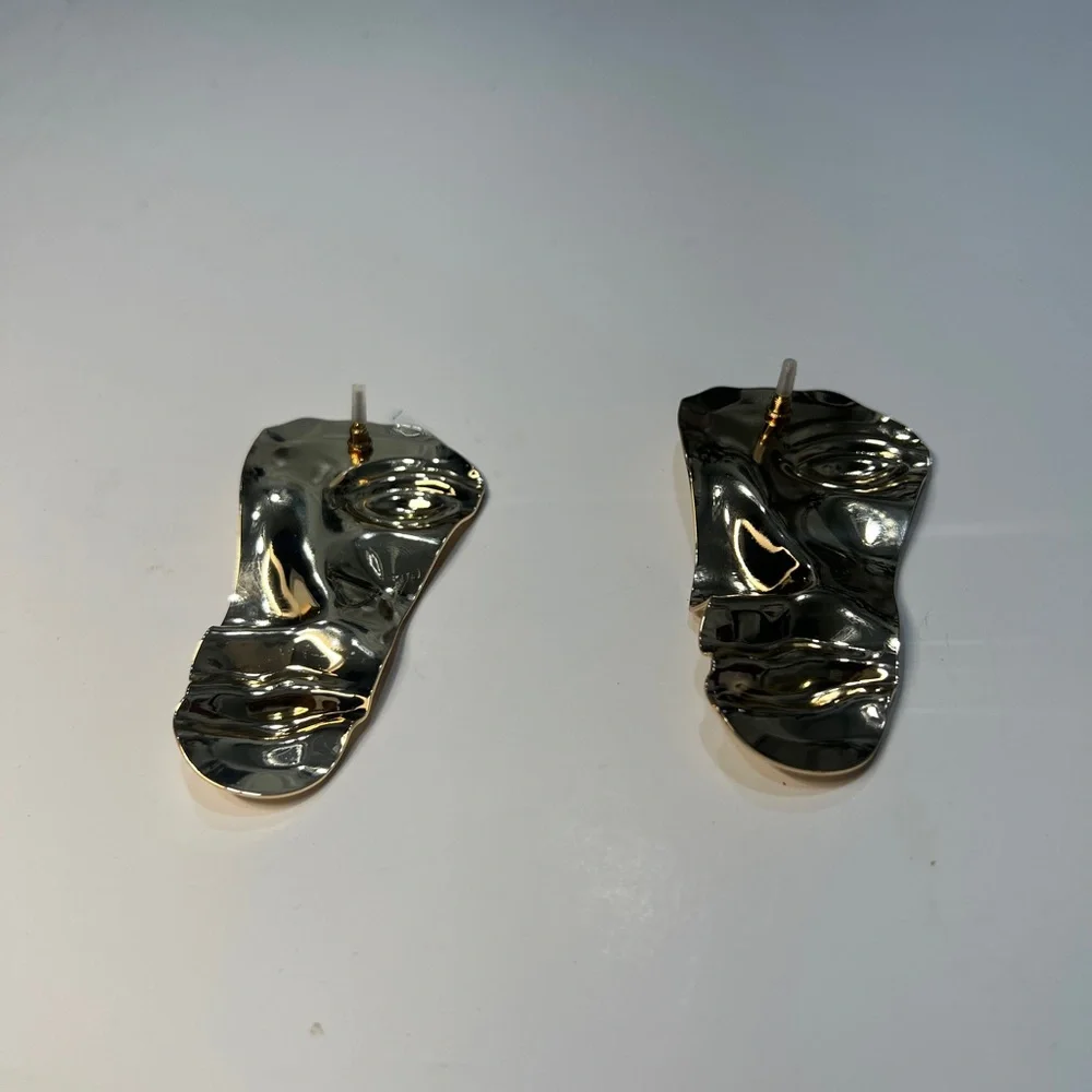 Abstract Face Earrings in Gold tone - Picture 3 of 3